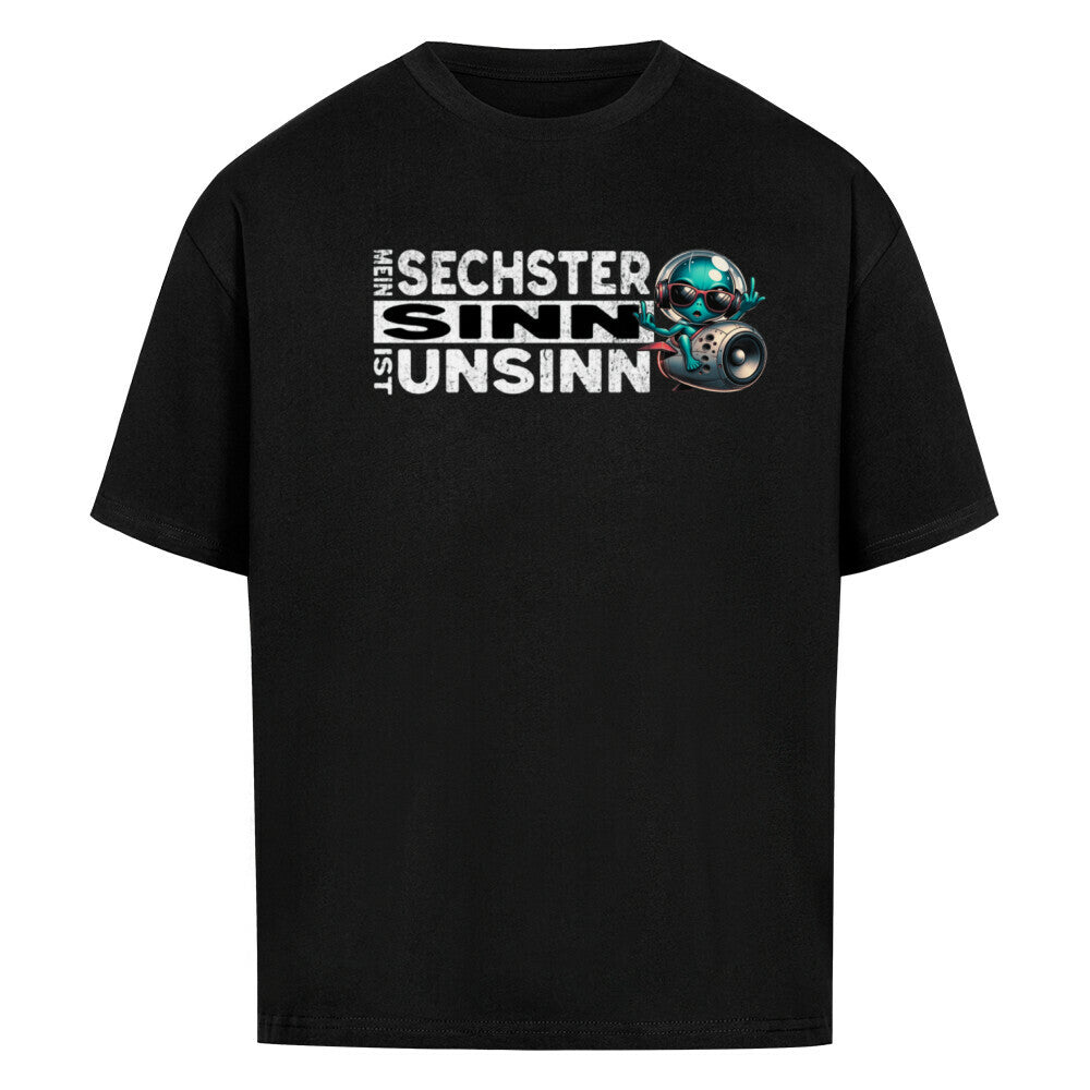 Schwarzes Oversized T-Shirt mit weißem Statement-Print „Mein sechster Sinn ist Unsinn“ und futuristischer Cartoon-Figur