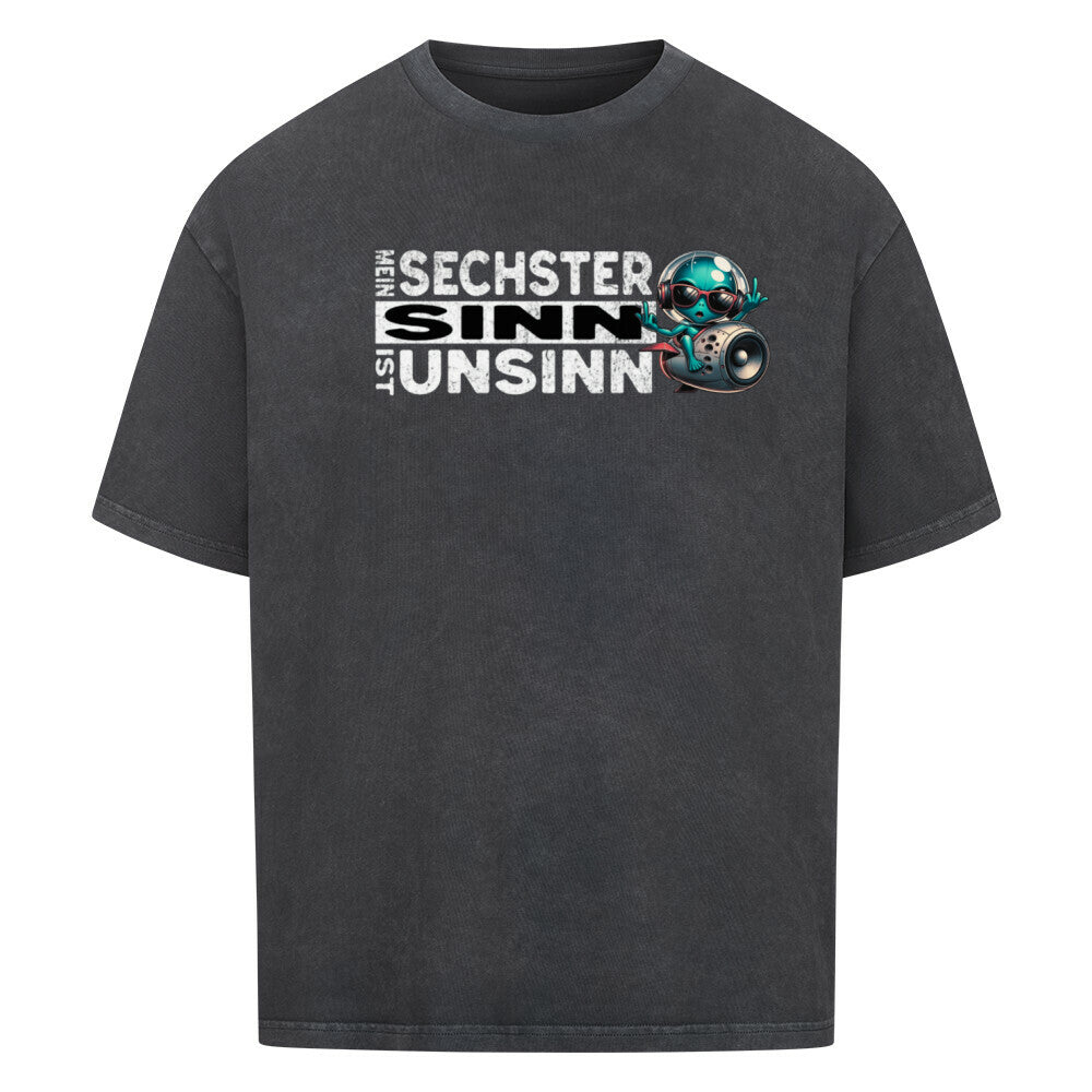 Graues Oversized T-Shirt mit weißem Statement-Print „Mein sechster Sinn ist Unsinn“ und futuristischer Cartoon-Figur